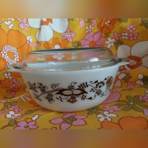 2.5 qt Pyrex Casserole Dish in Brown Floral Vine pattern